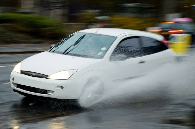 auto, aquaplaning, řízení vozidla