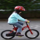 Cyklistická přilba dětem zachraňuje život