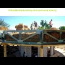 Stavba slaměného kruhového pasivního domu - video 