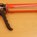 Jaké jsou rozdíly ručních a elektrických vytlačovacích pistolí na silikon v přesnosti a úsilí pro aplikaci? 