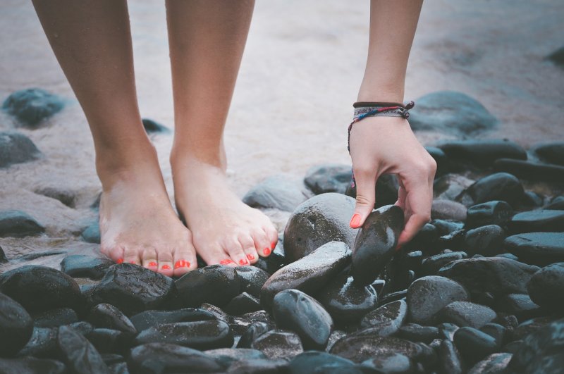 Těžké a oteklé nohy v létě? Pomůže masáž a ledová koupel!