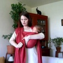 Ukážeme jak uvázat ze šátku kolébku s kapsou uvnitř - video