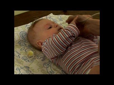 Odsávání hlenů miminkům   - video