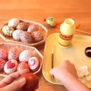 Polepovaná skořápkami velikonoční vajíčka - video