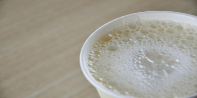 Mléko ze sóji, nebo od krávy? Obě mléka mají své klady i zápory!